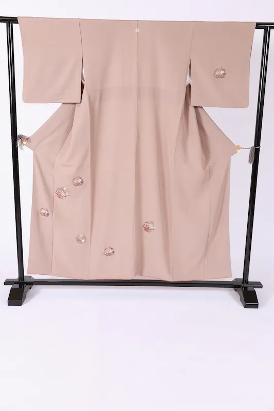 Japan used Kimono – Single Crest (Circle with Quince Blossom) – Light Brown, Green, Coral Vermilion, White, Brown– B1429