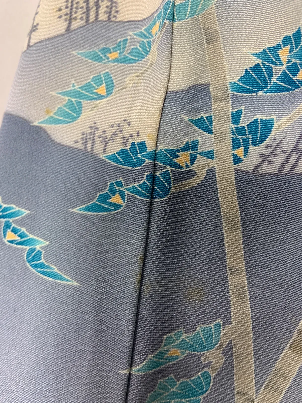 Japan used kimono ; Gray, Blue, and Indigo; Floral and Guilin Landscape Design; "Hidari-mitsudomoe" (Left-turning Triple Comma) Family Crests (Five); Artist-signed; B1404