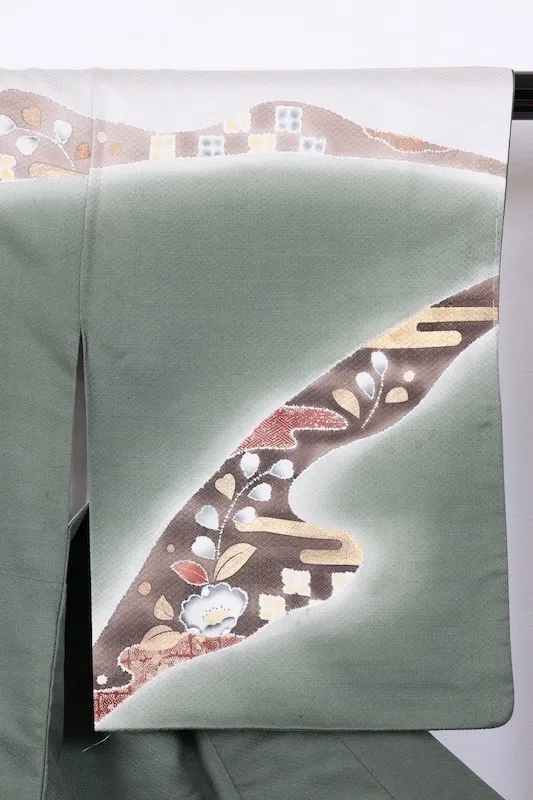 Hōmongi (used kimono) – Green, gray, brown, white, gold,  featuring hand-painted Tsujigahana-style motifs; artist-signed piece (T80).