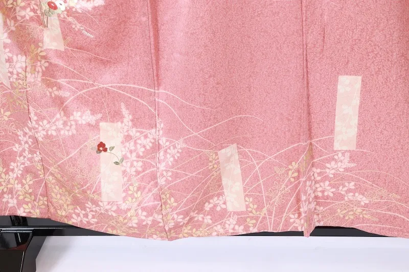 Hōmongi (used kimono): Light brown, white, and gold; A076)
