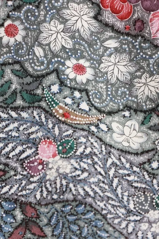 Japan Pre-loved Kimono:colors include gray, red, black, white, green, and purple (A082).