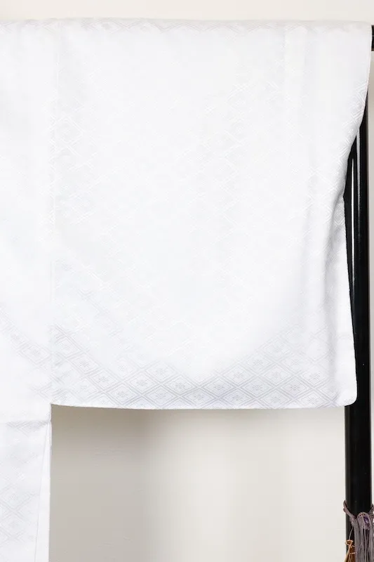 Men's used Kimono and Haori Ensemble – White with continuous diamond-pattern weave; features five embroidered family crests – B1561
