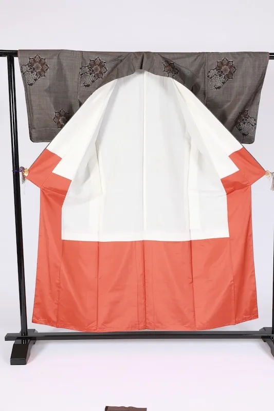 Oshima Tsumugi (Japan used kimono)– Mud-dyed & Plant-dyed – Floral Pattern – 5-Maruki – G12