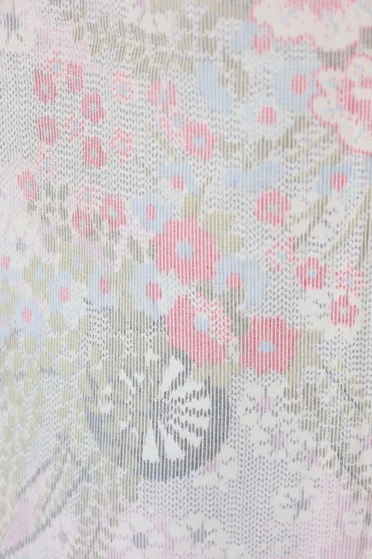 Japan Pre-loved kimono(White, Red, Gray, Pale Purple; Small floral motif)  A092