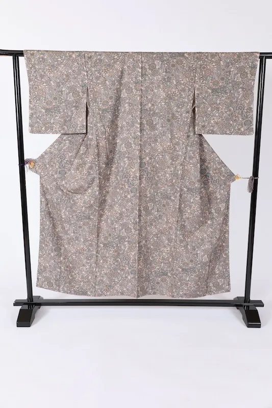 Komono (kimono), brand new and unused. Colors: Beige, Blue, Green, Light Brown. Floral pattern. B1432