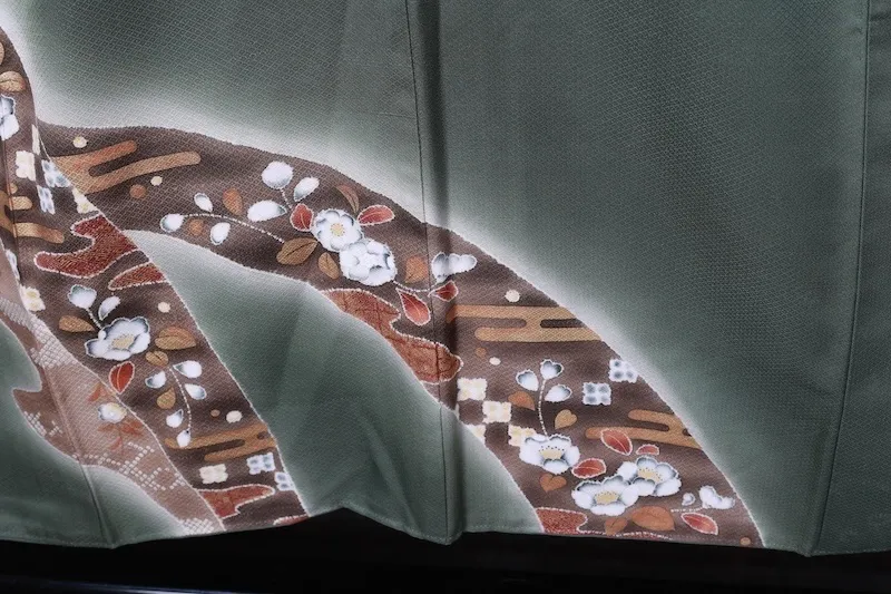 Hōmongi (used kimono) – Green, gray, brown, white, gold,  featuring hand-painted Tsujigahana-style motifs; artist-signed piece (T80).