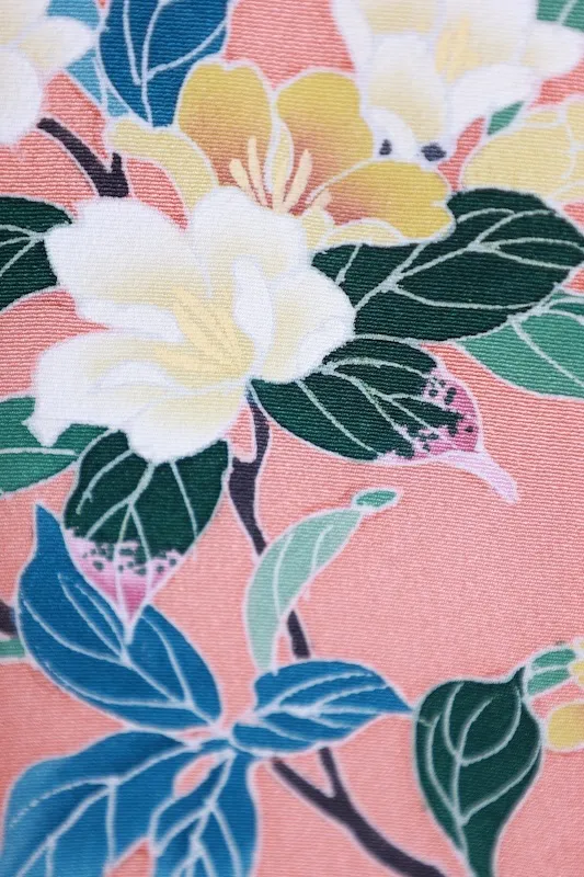 Visiting kimono used, coral pink, green, ochre, indigo, brown, white, purple, floral pattern, embroidered wisteria crest, hand-painted Kyoto Yuzen dyeing, artist's work, B1400