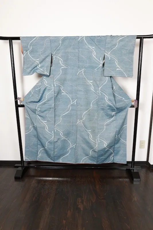 Japan used kimono(Tsumugi silk fabric), blue, white, and beige, geometric pattern, horizontal ikat weave, R170
