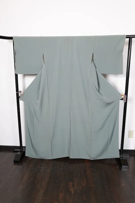 Japan used kimono (Iromuji), gray, crepe fabric, embroidered "Ken-Hanabishi"  crest, R149.
