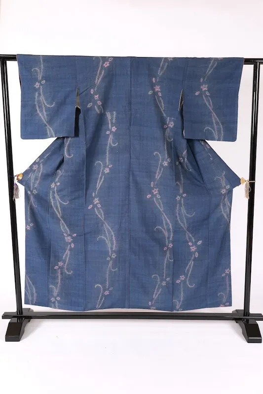 Tsumugi (Japan kimono) indigo and cherry-blossom pink; *nuitori-shibori* (stitched resist-dyeing) and *boshi-shibori* (capped resist-dyeing); abstract pattern; K327.