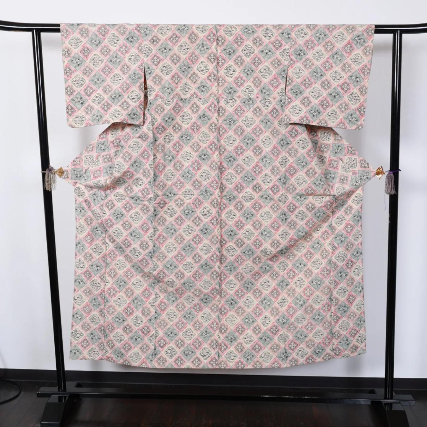 Japan used kimono fabric, beige, pink, gray, black, floral pattern, T28