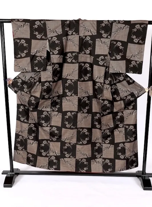 Japan used kimono  Oshima Tsumugi – Mud-dyed & Plant-dyed – Brown & Black – Plum Blossom Motif – 5-Maruki – T580