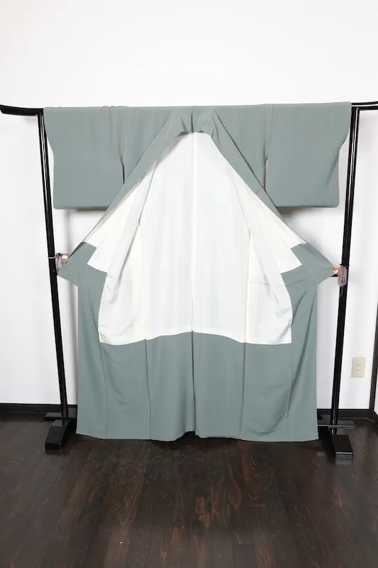 Japan used kimono (Iromuji), gray, crepe fabric, embroidered "Ken-Hanabishi"  crest, R149.