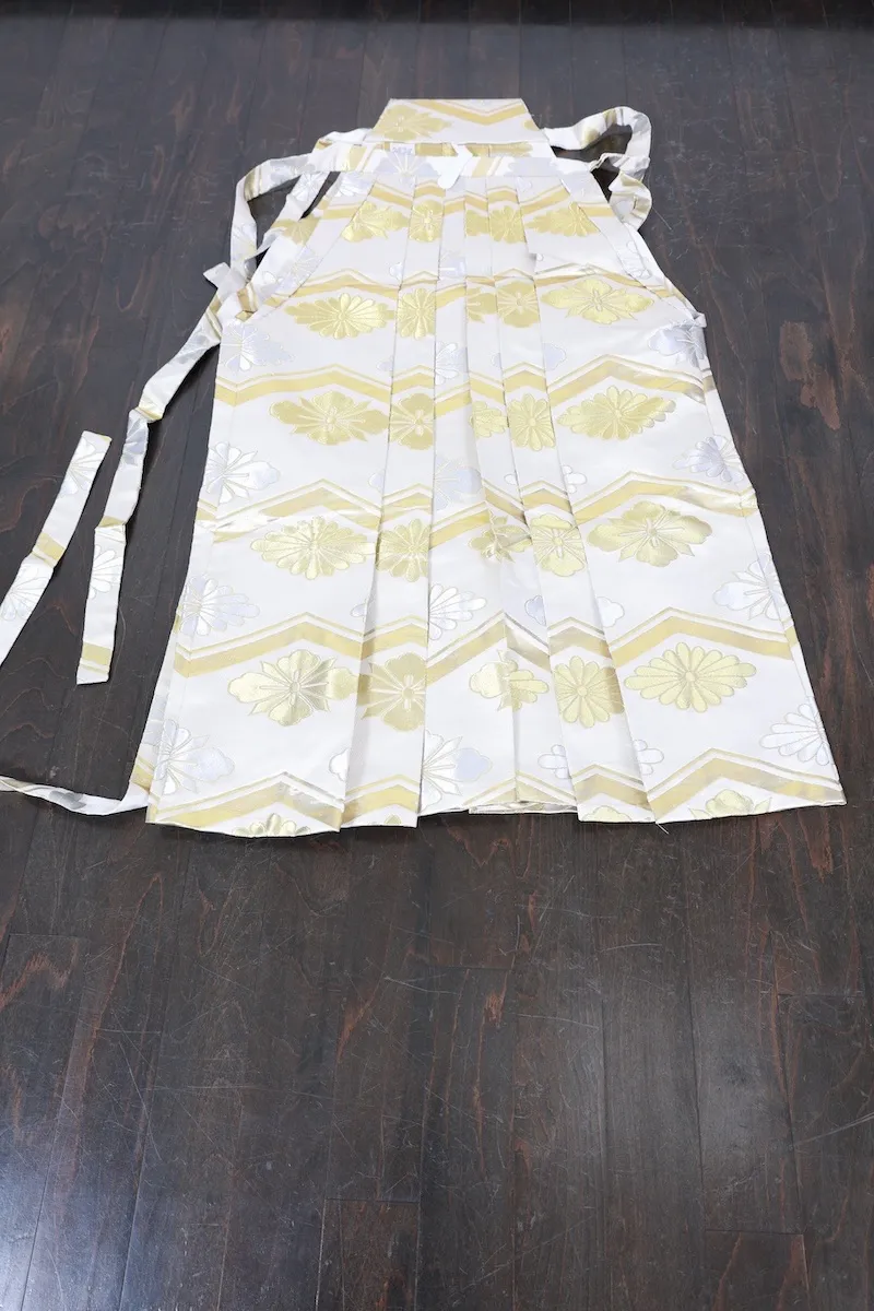 Hakama – Brand new, unused – Gold, Silver, Off-white – Ken-Hanabishi pattern – AZ70