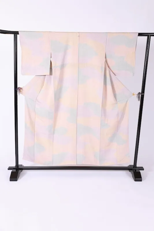 Japan used kimono in beige, gray, and light purple with a sewn-on crest of a round quince blossom, patterned with a hammered finish, B1383