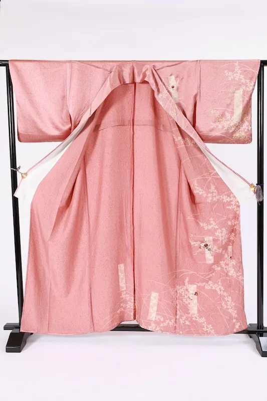 Hōmongi (used kimono): Light brown, white, and gold; A076)