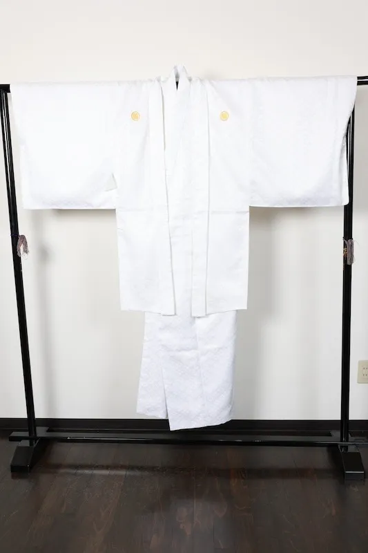 Men's used Kimono and Haori Ensemble – White with continuous diamond-pattern weave; features five embroidered family crests – B1561