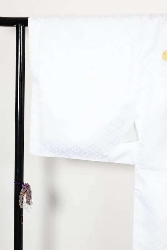 Men's used Kimono and Haori Ensemble – White with continuous diamond-pattern weave; features five embroidered family crests – B1561