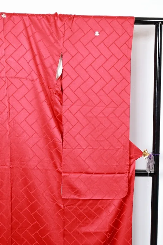 Furisode (long-sleeved used kimono), red,  three crests of a circle with ivy, R207