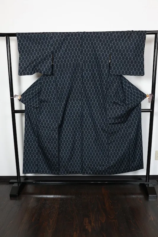 Japan used kimono  (Tsumugi silk fabric), shades of indigo,  geometric pattern, R140