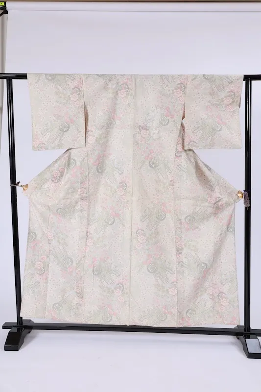 Japan Pre-loved kimono(White, Red, Gray, Pale Purple; Small floral motif)  A092