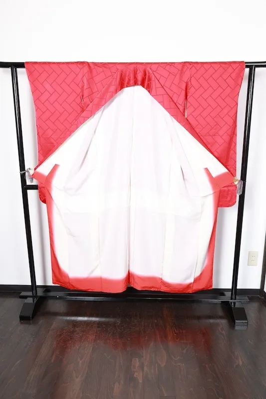 Furisode (long-sleeved used kimono), red,  three crests of a circle with ivy, R207
