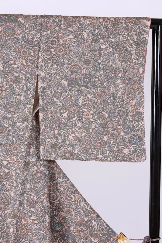 Komono (kimono), brand new and unused. Colors: Beige, Blue, Green, Light Brown. Floral pattern. B1432