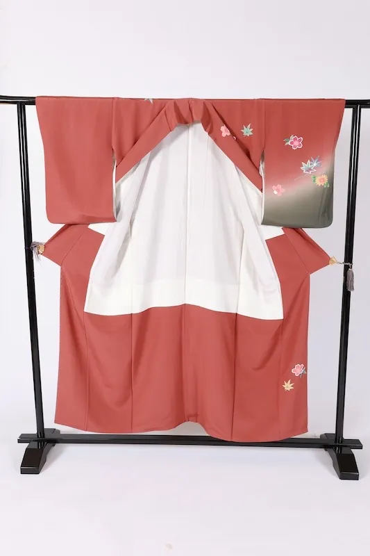 Japan Visiting kimono used: Reddish-brown, yellow, purple, green, gray, white, gold, cherry blossoms, flute, hand-painted Kyoto Yuzen dyeing, B1412