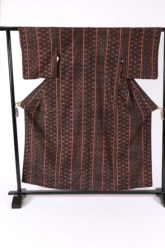 Japan used kimono – Black, Red, Brown – Shippo (Seven Treasures), Hemp Leaf, and Stripe Patterns – K326