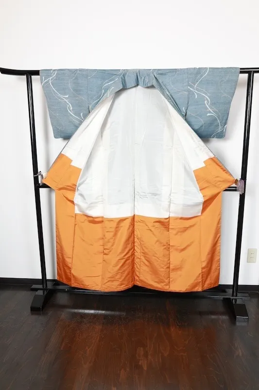 Japan used kimono(Tsumugi silk fabric), blue, white, and beige, geometric pattern, horizontal ikat weave, R170